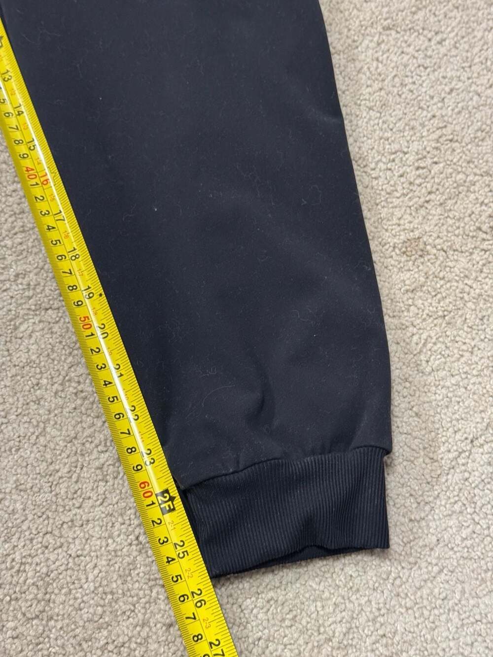 Vuori black high-waisted performance joggers with ribbed waistband and cuffs - Picture 6 of 11